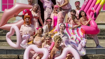 Ensemble NATÜRLICH BLOND vor Elbschloss Übigau © Robert Jentzsch Ensemble NATÜRLICH BLOND vor Elbschloss Übigau © Robert Jentzsch