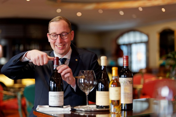 Sommelier Felix Grupe vom Caroussel Nouvelle öffnet einen 2012er Romanée‑Saint‑Vivant der Domaine de la Romanée‑Conti, Foto: Sebastian Thiel Sommelier Felix Grupe vom Caroussel Nouvelle öffnet einen 2012er Romanée‑Saint‑Vivant der Domaine de la Romanée‑Conti, Foto: Sebastian Thiel