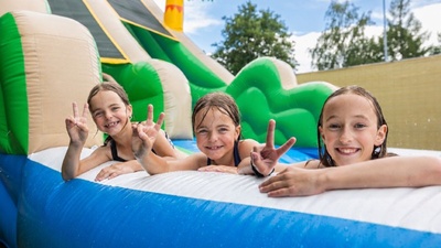 Planschoase Oskarshausen - Spaß auf der Wasserrutsche &copy; Oskarshausen