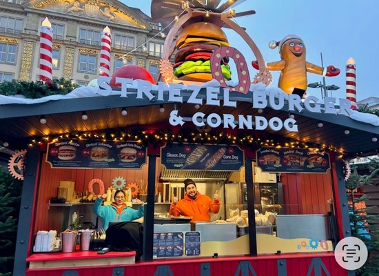 Küchenchef Patrick Hesse und Thi Hoa Cao aus Oskars Küchenteam bei der Eröffnung des 591. Dresdner Striezelmarktes © Oskarshausen GmbH Küchenchef Patrick Hesse und Thi Hoa Cao aus Oskars Küchenteam bei der Eröffnung des 591. Dresdner Striezelmarktes © Oskarshausen GmbH