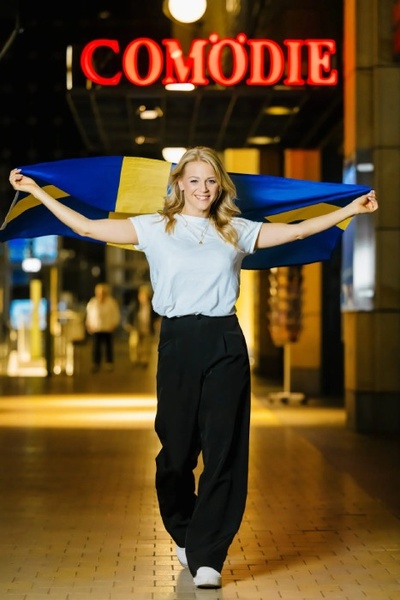 Julia Lindholm vor der COMÖDIE Dresden &copy; Robert Jentzsch