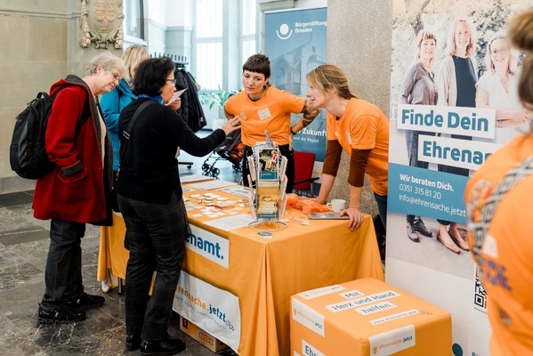 Beratung bei der Ehrenamtsbörse 2025 im Dresdner Rathaus. &copy; Bürgerstiftung Dresden – Christin Wetzel