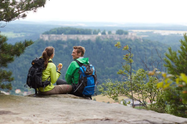 Wanderrast mit Ausblick auf die Festung Königstein - Foto: Marcus Gloger-Tourismus Marketing Gesellschaft Sachsen Wanderrast mit Ausblick auf die Festung Königstein - Foto: Marcus Gloger-Tourismus Marketing Gesellschaft Sachsen