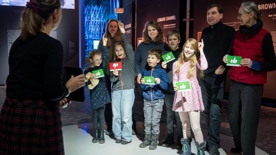 Familienführung „Wahr oder Falsch?“ in der Begleitausstellung zum Panorama ANTARKTIS - Foto Tom Schulze &copy; Panometer