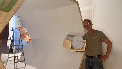 Oskarshausen Techniker Birk Böttrich aus Freital mit dem Kaleidoskop Modell und dem Rohbau &copy; Oskarshausen