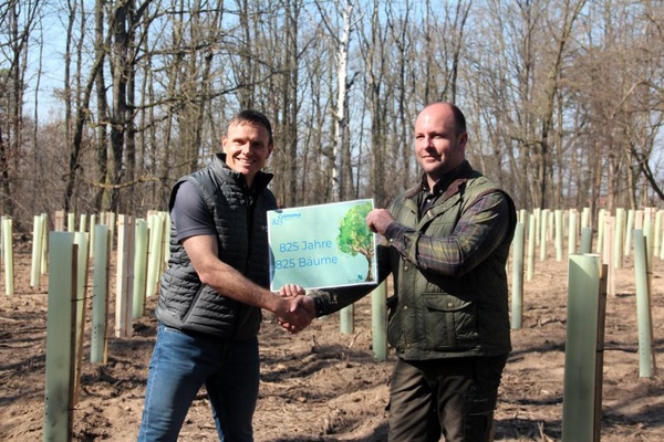 Stefan Hofmann, Geschäftsführer EcoTrade (l.) & Stefan Schuricht, Leiter Bauhof der Stadt Grimma. Stefan Hofmann, Geschäftsführer EcoTrade (l.) & Stefan Schuricht, Leiter Bauhof der Stadt Grimma.