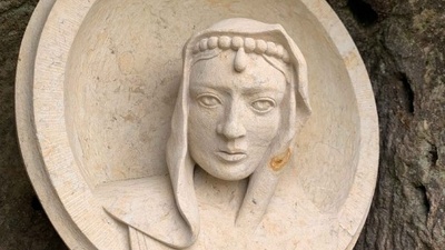Das Medaillon aus Sandstein stellt Königin Maria Anna von Sachsen dar. Foto: Festung Königstein gGmbH