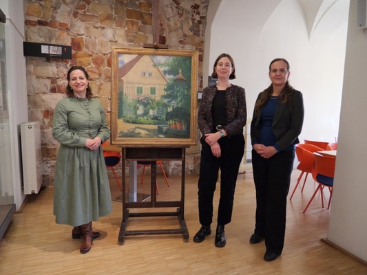 Übergabe der Schenkung (v. l.: Dr. Romy Donath, Dr. Constanze Köster, Dr. Franziska Müller) Foto: Museen der Stadt Dresden / Sophie Arlet Übergabe der Schenkung (v. l.: Dr. Romy Donath, Dr. Constanze Köster, Dr. Franziska Müller) Foto: Museen der Stadt Dresden / Sophie Arlet