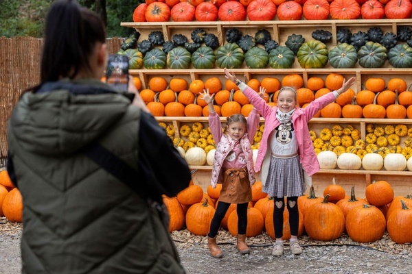 Kürbishausen in Familie erleben mit Sachsens größter Kürbispyramide &copy; Oskarshausen GmbH