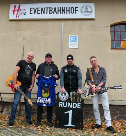 vlnr. Reiner Schlag (Stoneape), Enrico Hundel (Hundels Eventbahnhof), Erik Behnke (Boxclub Radeburg), Hagen Fiedler (Staceejaxx) © Reiner Schlag vlnr. Reiner Schlag (Stoneape), Enrico Hundel (Hundels Eventbahnhof), Erik Behnke (Boxclub Radeburg), Hagen Fiedler (Staceejaxx) © Reiner Schlag