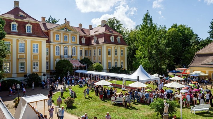 Ehrenhof und Schloss mit Laufsteg &copy; Steffen Unger
