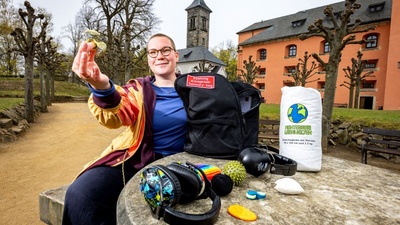 Besucherin Lisa Hösel testet den Sensory Bag auf der Festung Königstein / Foto: Marko Förster/Festung Königstein gGmbH