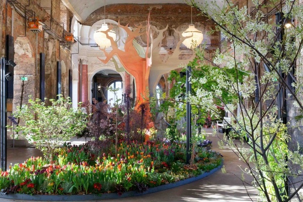 Der Weltenbaum als Sinnbild für die Natur ist Mittelpunkt der Frühlingsblumenausstellung "Dresdner Frühling im Palais". Foto: Sebastian Thiel