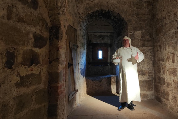 Michael Kreskowsky macht auf der Festung Königstein mit der Kulturgeschichte des stillen Örtchens bekannt, Foto: Festung Königstein gGmbH Michael Kreskowsky macht auf der Festung Königstein mit der Kulturgeschichte des stillen Örtchens bekannt, Foto: Festung Königstein gGmbH