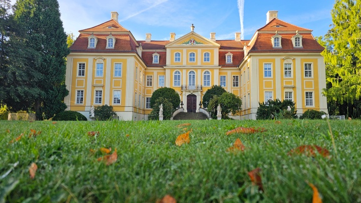 Barockschloss Rammenau mit Herbstlaub &copy; Barockschloss Rammenau