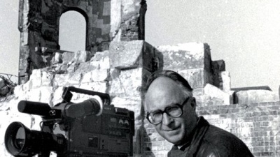 Ernst Hirsch vor der Ruine der Frauenkirche, 1994, Foto: Konrad Hirsch © Ernst Hirsch Ernst Hirsch vor der Ruine der Frauenkirche, 1994, Foto: Konrad Hirsch © Ernst Hirsch
