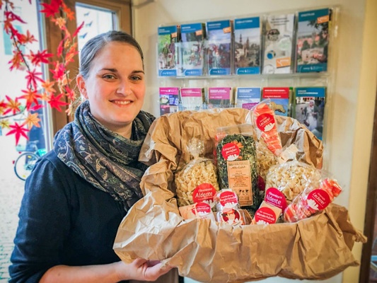 Sara Händler vom TouristService Pirna mit den neuen Souvenirs - Foto Tourismusverband Sächsische Schweiz Sara Händler vom TouristService Pirna mit den neuen Souvenirs - Foto Tourismusverband Sächsische Schweiz
