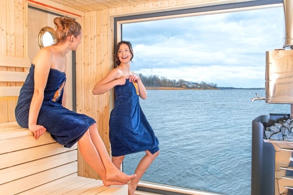 Schwitzen mit Aussicht: Die Panoramasauna auf dem Saunafloß von treibHaus, Foto: Tourismusverband Lausitzer Seenland, Nada Quenzel Schwitzen mit Aussicht: Die Panoramasauna auf dem Saunafloß von treibHaus, Foto: Tourismusverband Lausitzer Seenland, Nada Quenzel