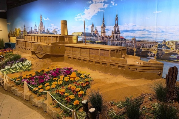 10m Personendampfer Dresden aus 65 Tonnen Sand &copy; Oskarshausen GmbH