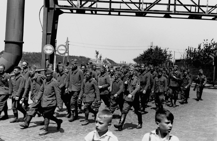 Nationalsozialistische Propagandafotografie der Ankunft polnischer Kriegsgefangener im Oktober 1939 am Bahnhof Böhlen &copy; Andreas Bock