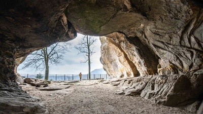 Der imposante "Kuhstall" ist mit einer Höhe von 11 m und einer Breite von 17 m das größte Felsentor der Sächsischen Schweiz. Foto TVSSW/Martin Göhring Der imposante "Kuhstall" ist mit einer Höhe von 11 m und einer Breite von 17 m das größte Felsentor der Sächsischen Schweiz. Foto TVSSW/Martin Göhring