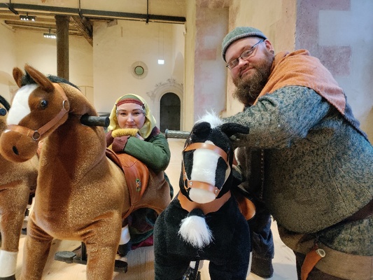 Baina Graftu hat die Schlosspferde gesattelt &copy; Schloss Rochlitz