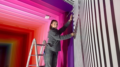 Auszubildende im dritten Lehrjahr Hannah Löwe bringt den ersten KONTRAST in die neue Ausstellung &copy; Oskarshausen