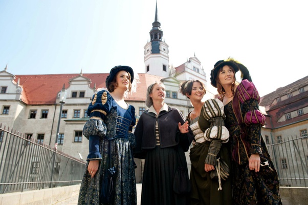 Stadtführerin Silvia Meinel -2vl- als Katharina von Bora - Fotoshooting zum Thema Luther in Torgau - Foto Dirk Brzoska Stadtführerin Silvia Meinel -2vl- als Katharina von Bora - Fotoshooting zum Thema Luther in Torgau - Foto Dirk Brzoska