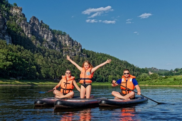 Mit dem Board unter den Füßen und den Felsen vor Augen wird der Familienausflug zum unvergesslichen Sommerferienerlebnis. Foto: Sebastian Thiel