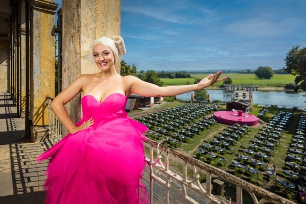 Deliah Stuker als Elle Woods im Elbschloss Übigau © Robert Jentzsch Deliah Stuker als Elle Woods im Elbschloss Übigau © Robert Jentzsch
