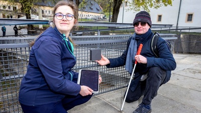 Julia Gesell, Inklusionsbeauftragte der Festung Königstein, und Dr. Jan Blüher, Geschäftsführer des Dresdner Startups visorApps / Foto: Marko Förster