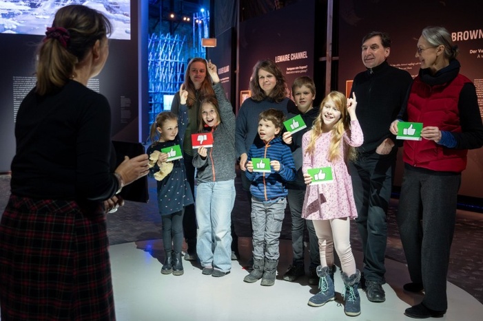 Familienführung „Wahr oder Falsch?“ in der Begleitausstellung zum Panorama ANTARKTIS - Foto Tom Schulze &copy; Panometer