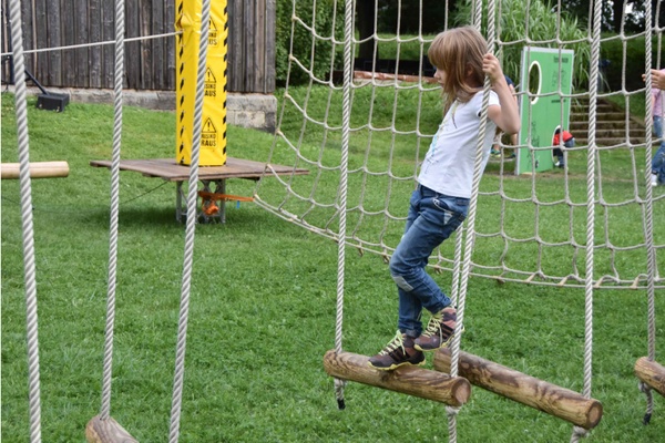 Balance und Geschicklichkeit sind im Kletterparcours beim Kinderfest auf der Festung Königstein gefragt, Foto: Festung Königstein gGmbH