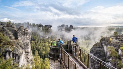 Hoch über dem Felsenkessel Mardertelle eröffnet sich ein eindrucksvoller Blick auf die Schönheit der Sächsischen Schweiz. Foto: Dennis Stratmann/TMGS