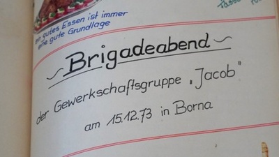 Seite aus einem Brigadebuch aus der Neuseenlandsammlung des KuHstall e.V. / Foto: Ida Mahlburg