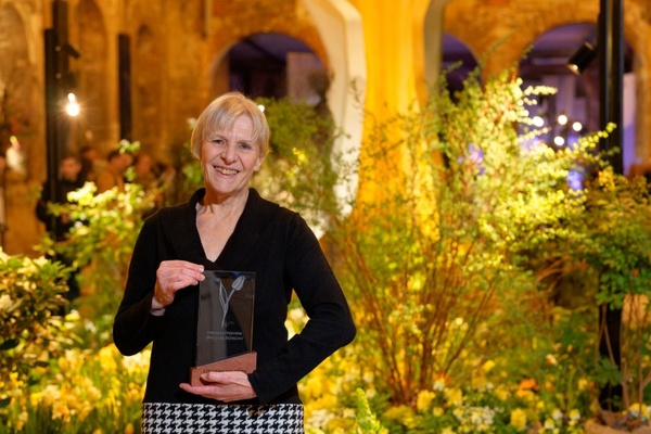 Zur feierlichen Eröffnung der Frühlingsblumenausstellung Dresdner Frühling im Palais nahm Christa Hartig ihren Preis entgegen. Foto: Sebastian Thiel