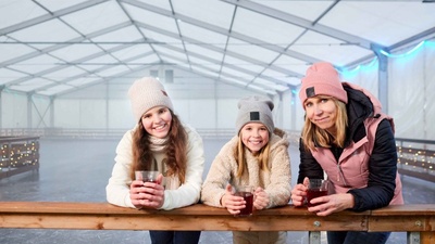 Highlight für Bewegungshungrige: Die Eisbahn in Königstein ist ein beliebtes Winterziel in der Sächsischen Schweiz. Foto: Isabel Doil