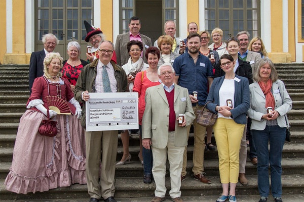 Dr. Christan Striefler (mit Spendenscheck) und Hertha-Edeltraut Steincke ( 3. Reihe, 4. v. rechts) mit Patinen und Paten der Orangenbäume für den Dres Dr. Christan Striefler (mit Spendenscheck) und Hertha-Edeltraut Steincke ( 3. Reihe, 4. v. rechts) mit Patinen und Paten der Orangenbäume für den Dres