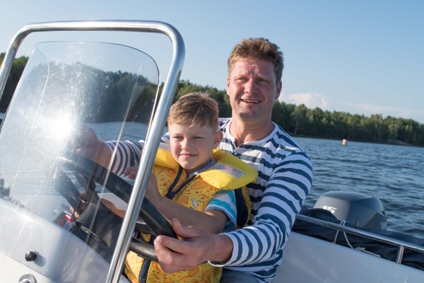 Action für Vorschulkinder: Mit Papa einmal im Motorboot richtig Gas geben. Foto: Tourismusverband Lausitzer Seenland / Nada Quenzel