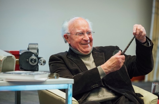 Ernst Hirsch bei der Sammlungsübergabe, 2025, © Museen der Stadt Dresden, Oliver Killig Ernst Hirsch bei der Sammlungsübergabe, 2025, © Museen der Stadt Dresden, Oliver Killig