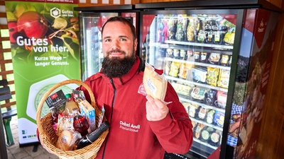 Onkel Andi alias Andreas Buschbeck bestückt die Proviantomaten, fährt mit einem Elektro-Transporter von Station zu Station &copy; Marko Förster TVSS