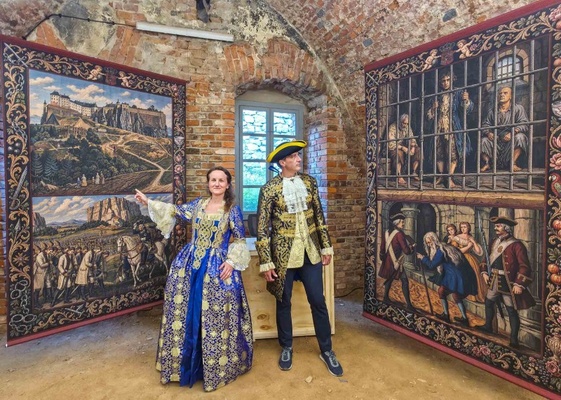Maria Pretzschner und André Thieme präsentieren die Wanderausstellung in der Festung Silberberg &copy; Chris Rüger/Festung Königstein gGmbH