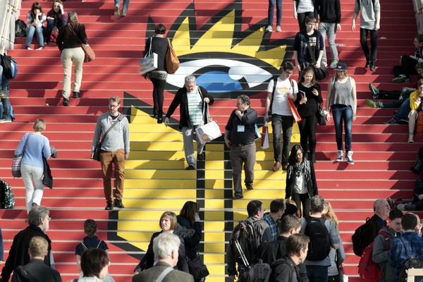 Die rote Treppe in der Glashalle ist ein beliebter Treffpunkt für Messebesucher. Foto: Leipziger Messe GmbH / Tom Schulze Die rote Treppe in der Glashalle ist ein beliebter Treffpunkt für Messebesucher. Foto: Leipziger Messe GmbH / Tom Schulze