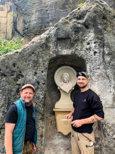 Steinmetzgeselle Thore Brilloff (23, r.) und Steinmetz Martin Richter (44) brachten das Sandsteinmedaillon an. Foto: Foto: Festung Königstein gGmbH