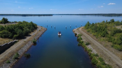 Mit Passieren der Schleuse im Koschener Kanal tut sich die Weite des Senftenberger Sees auf. Foto: Wirtschaftsregion Lausitz, Niklas Arnold