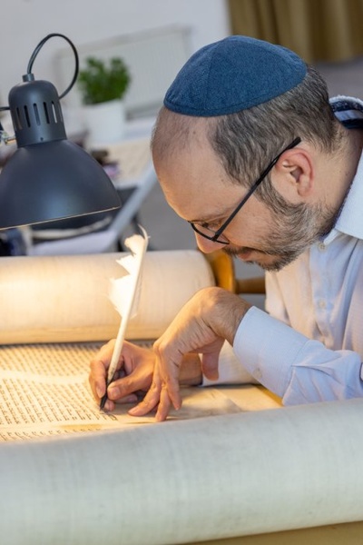 Yhoshua Ze'ev beim Schreiben | Foto: &copy; Heike Antoci