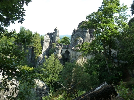 Basteibrücke im Elbsandsteingebirge© I. Rasche / PIXELIO Basteibrücke im Elbsandsteingebirge© I. Rasche / PIXELIO