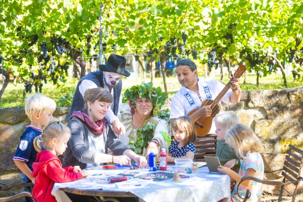 Franka Stangfeld, Utz Pannike, Bacchus, Juan Saúl Villa Crespo und Kinder beim Lego stempeln / Foto: Sylvio Dittrich &copy; Stadtverwaltung Radebeul
