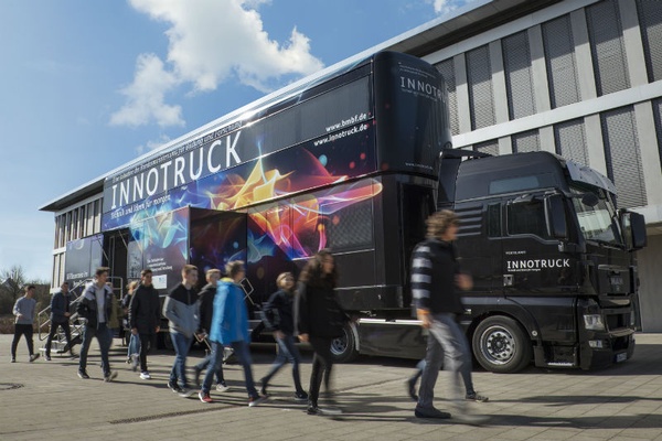 Der InnoTruck des Bundesforschungsministeriums in der Außenansicht mit einer Schülergruppe.© BMBF-Initiative InnoTruck Der InnoTruck des Bundesforschungsministeriums in der Außenansicht mit einer Schülergruppe.© BMBF-Initiative InnoTruck