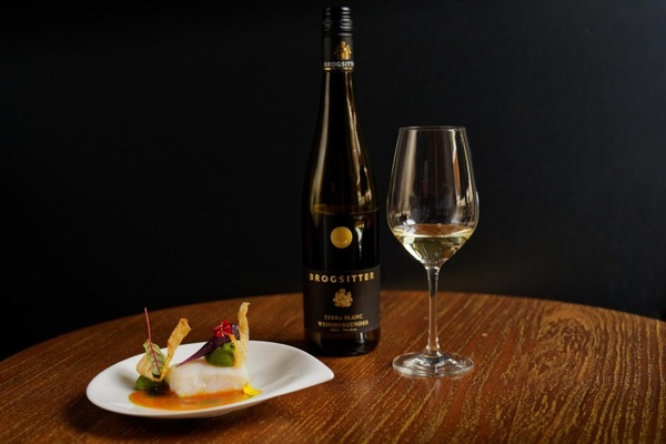 Kabeljau zu Weißburgunder Terra Blanc der Weinkellerei Brogsitter, serviert beim "High Wine" im Caroussel Nouvelle, Foto: Sebastian Thiel